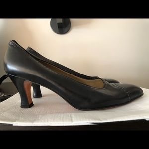 Ferragamo black calfskin leather pumps